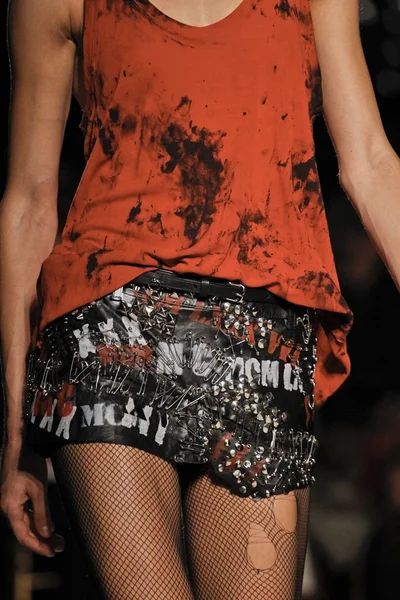 Look 16